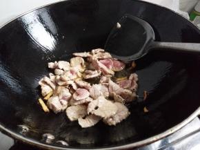 再加入肉片翻炒