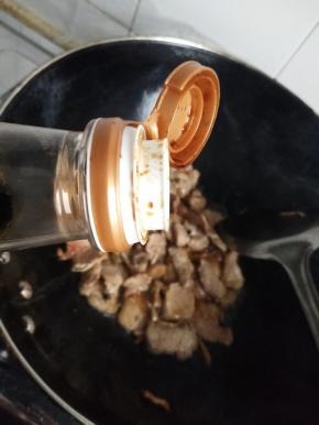 加入酱油提鲜