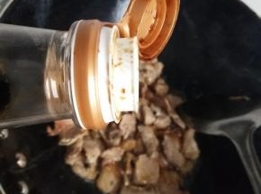 加入酱油提鲜