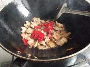 加入红椒炒香