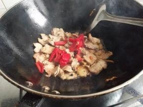 加入红椒炒香
