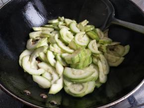 加入西葫芦翻炒