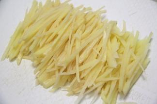 土豆改刀切成丝。