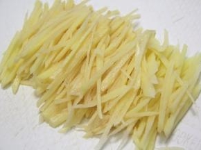 土豆改刀切成丝。