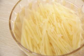 土豆丝切好之后用清水洗干净淀粉，水里泡一会儿。