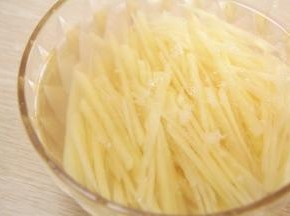 土豆丝切好之后用清水洗干净淀粉，水里泡一会儿。