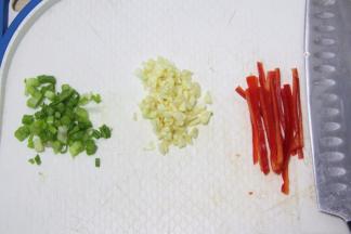 蒜切碎末，葱段切成葱花，红辣椒切成丝。