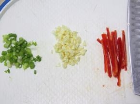 蒜切碎末，葱段切成葱花，红辣椒切成丝。