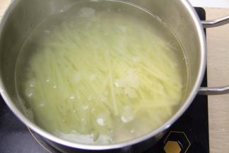 起锅上油，沸水后放入土豆水焯水3分钟左右捞起。