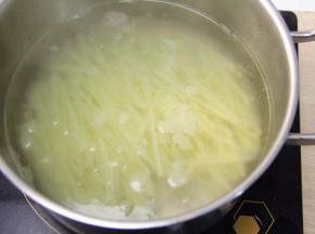 起锅上油，沸水后放入土豆水焯水3分钟左右捞起。