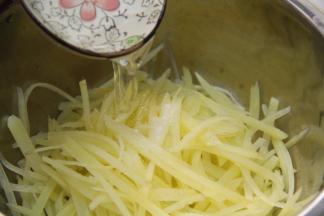 土豆丝中加入香油、盐、白醋翻拌均匀。