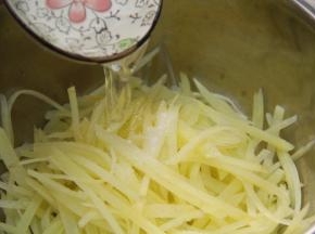 土豆丝中加入香油、盐、白醋翻拌均匀。