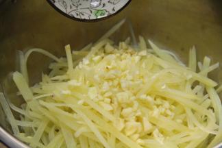 再加入切好的蒜末和红辣椒丝再次翻拌均匀。