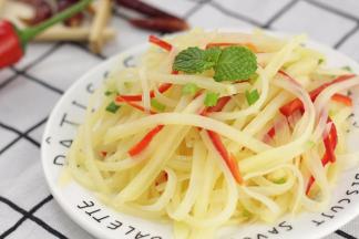 凉拌土豆丝上撒上葱花即可。