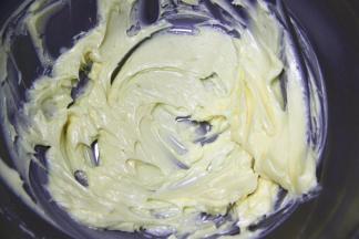 黄油提前软化，用电动打蛋器打发至顺滑无颗粒