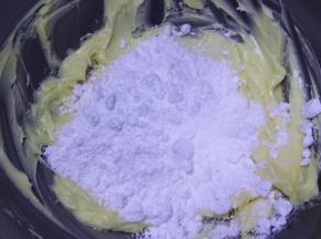加入糖粉，搅拌至均匀。