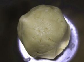 筛入低筋面粉，揉至成光滑无颗粒的面团，松驰10分钟。