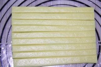 用刀分成一根根的长条。