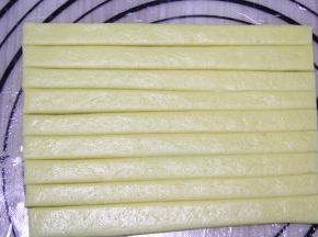 用刀分成一根根的长条。