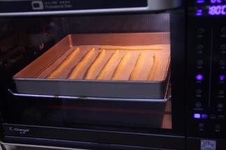 烤箱提前预热，上下火180度，烘烤15分钟。