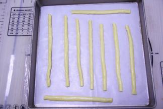 再用手搓成圆形长条，放入烤盘，保持一定间距。