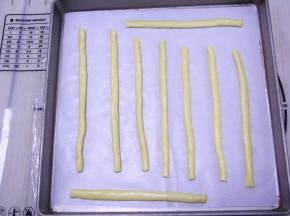 再用手搓成圆形长条，放入烤盘，保持一定间距。