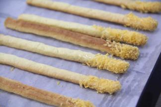 放在已铺上油纸的烤盘里。