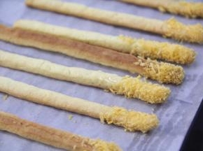 放在已铺上油纸的烤盘里。