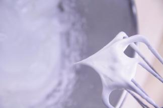 把剩余的细砂糖加入蛋清冷藏备用，然后，用电动打蛋器打发至湿性发泡，提起打蛋头有小弯钩即可。