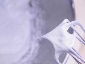 把剩余的细砂糖加入蛋清冷藏备用，然后，用电动打蛋器打发至湿性发泡，提起打蛋头有小弯钩即可。