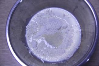 花瓣做法：牛奶加入过筛好的低筋面粉和一部分细砂糖，搅拌至糖融化。