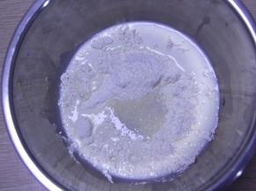 花瓣做法：牛奶加入过筛好的低筋面粉和一部分细砂糖，搅拌至糖融化。