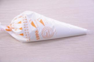 装进裱花袋备用。