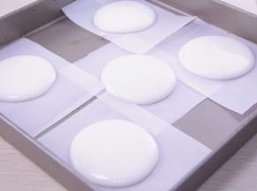 烤盘垫上油纸，挤上圆圈。