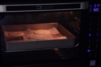 烤箱提前预热，上下火150度，烘烤15分钟。