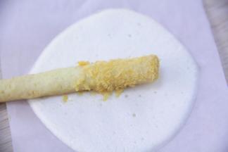 出炉后，迅速的放上花枝棒，