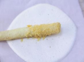 出炉后，迅速的放上花枝棒，