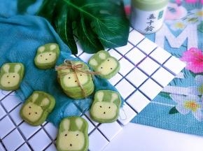 注意：抹茶很容易上色，烘烤的过程中发现上色马上盖上锡纸