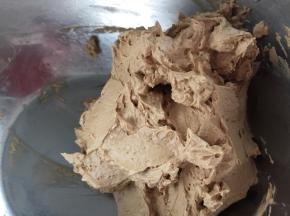 然后在将剩余的黄油混合物加入到蛋白霜中打发均匀，放置一边备用

咖啡奶油霜准备完毕