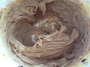 黄油用打蛋器低速打到发白，然后加入二分之一的咖啡打发均匀