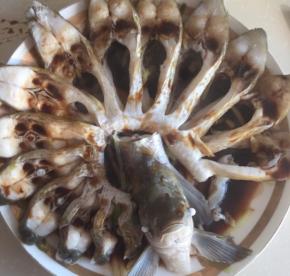 浇上刚才调好的汁