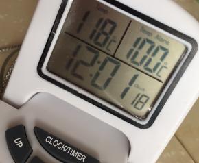 118°，关火倒入蛋白溶液中，注意不要倒在盆边上，也不要倒在打蛋器的头上