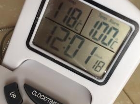 118°，关火倒入蛋白溶液中，注意不要倒在盆边上，也不要倒在打蛋器的头上