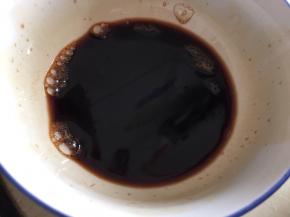 潘趣酒制作

将咖啡粉用适量热水冲开。9克糖和18克水混合锅中煮开，倒入咖啡液中。温度降到常温后倒入咖啡酒。

潘趣酒制作完毕