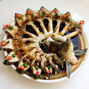 然后用香葱，小辣椒点缀一下，就可以上桌了！