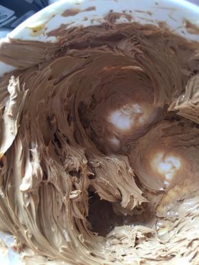 加入另外二分之一的咖啡液低速打发均匀