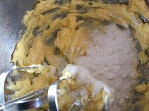 分三次加入糖粉，每次但是打蛋器低速打均匀以后再加下一次糖粉