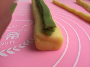 把抹茶面片切成细条，放在大面团的正中间