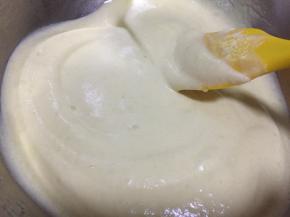 然后把剩下的蛋白一起放入蛋黄糊翻拌均匀