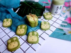 预热好烤箱，140度，烤25分钟左右，根据自己烤箱脾气自己控制温度。